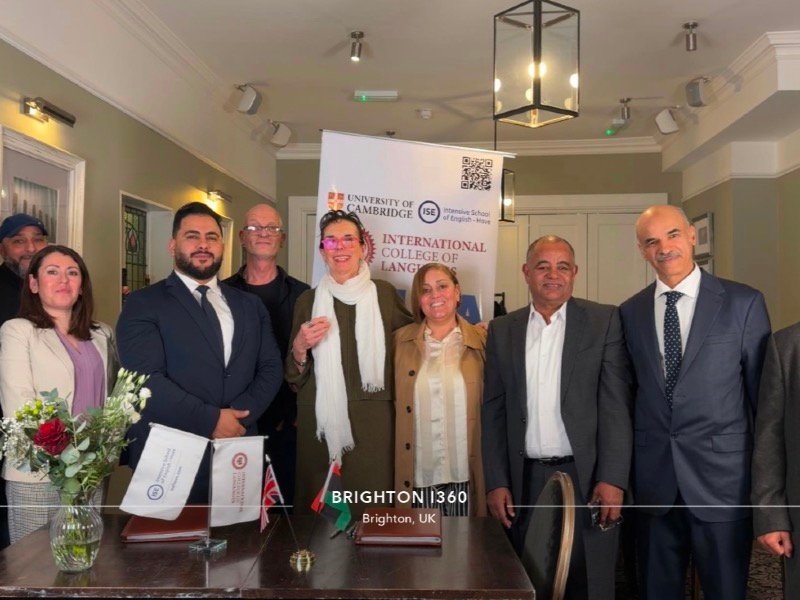 مع ممثلة جامعة كامبريدج في برايتون هوف - بريطانيا و حصولنا على الاعتماد لبرامج السلتا  -